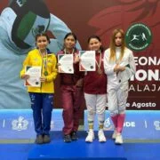 Refrenda Rosa María compromiso con el deporte tras histórica actuación de esgrimistas de la ciudad de Veracruz