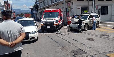 Choque entre ambulancia y dos vehículos en el centro de Córdoba