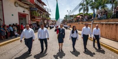 Realizan desfile de Independencia en Ixhuatlán del Café