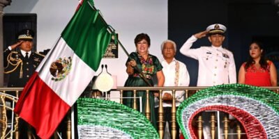 Conmemora Rosa María 216 aniversario de la Independencia de México ante un Zócalo abarrotado