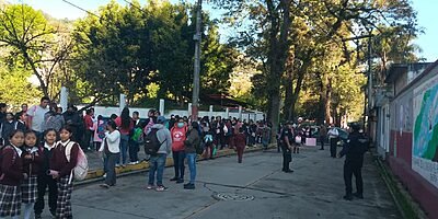 Padres de familia toman primaria y bloquean la carretera Tequila-Tehuipango