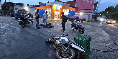 Atropellan a motociclista en Córdoba; camioneta negra huyó del lugar