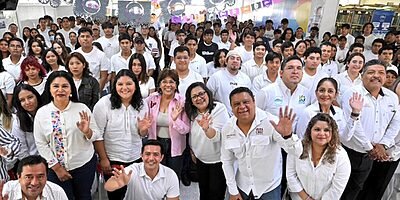 Continúa Rosa María entrega de becas universitarias a jóvenes de la ciudad de Veracruz