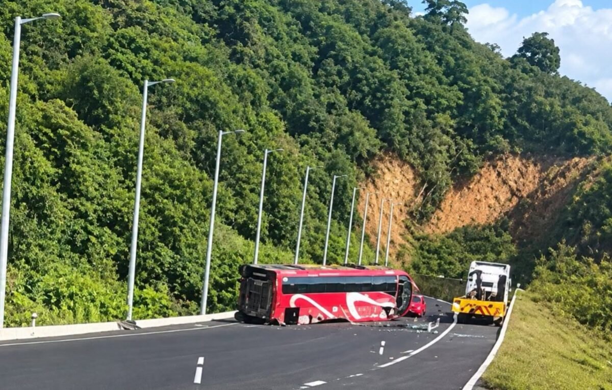 Muere pasajera al ingresar autobús a rampa de emergencia en Cumbres de Maltrata