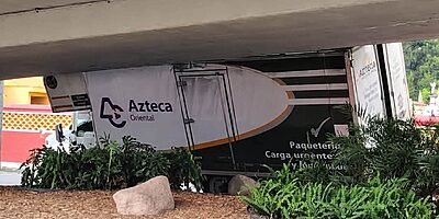 Camión de Azteca atorado bajo el puente Atirantado de Orizaba