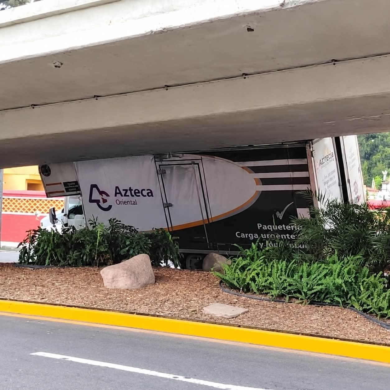 Camión de Azteca atorado bajo el puente Atirantado de Orizaba