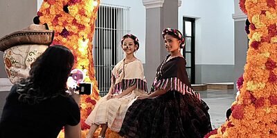 Con cempasúchil y una Catrina monumental, se llena de color y tradición el Zócalo de Veracruz