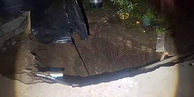 Nuevo socavón en Atzacan obliga a familia a desalojar su vivienda