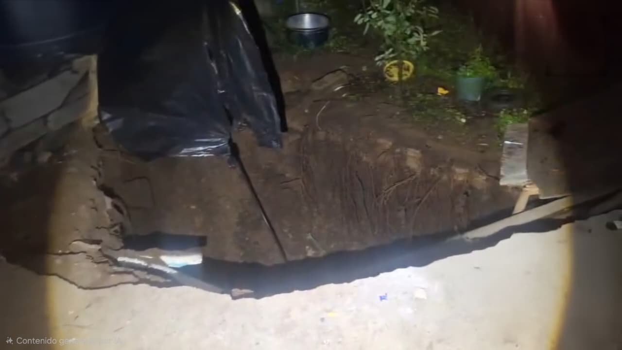 Nuevo socavón en Atzacan obliga a familia a desalojar su vivienda