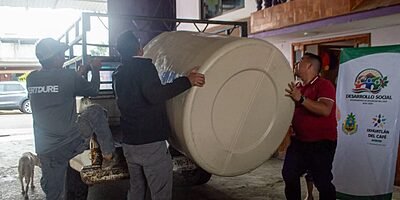 Entregan almacenamientos de agua a familias de Ixhuatlán del Café