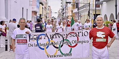 Conmemoran 58 años de la llegada del Fuego Olímpico con desfile en el Centro Histórico de Veracruz