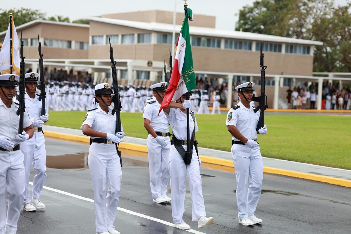 Marina clausura Adiestramiento Básico Naval 2026 de 54 alumnos