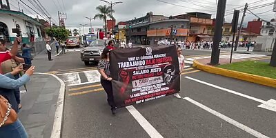 Trabajadores del IMSS marchan en Orizaba contra aumento salarial y “ley mordaza” sindical