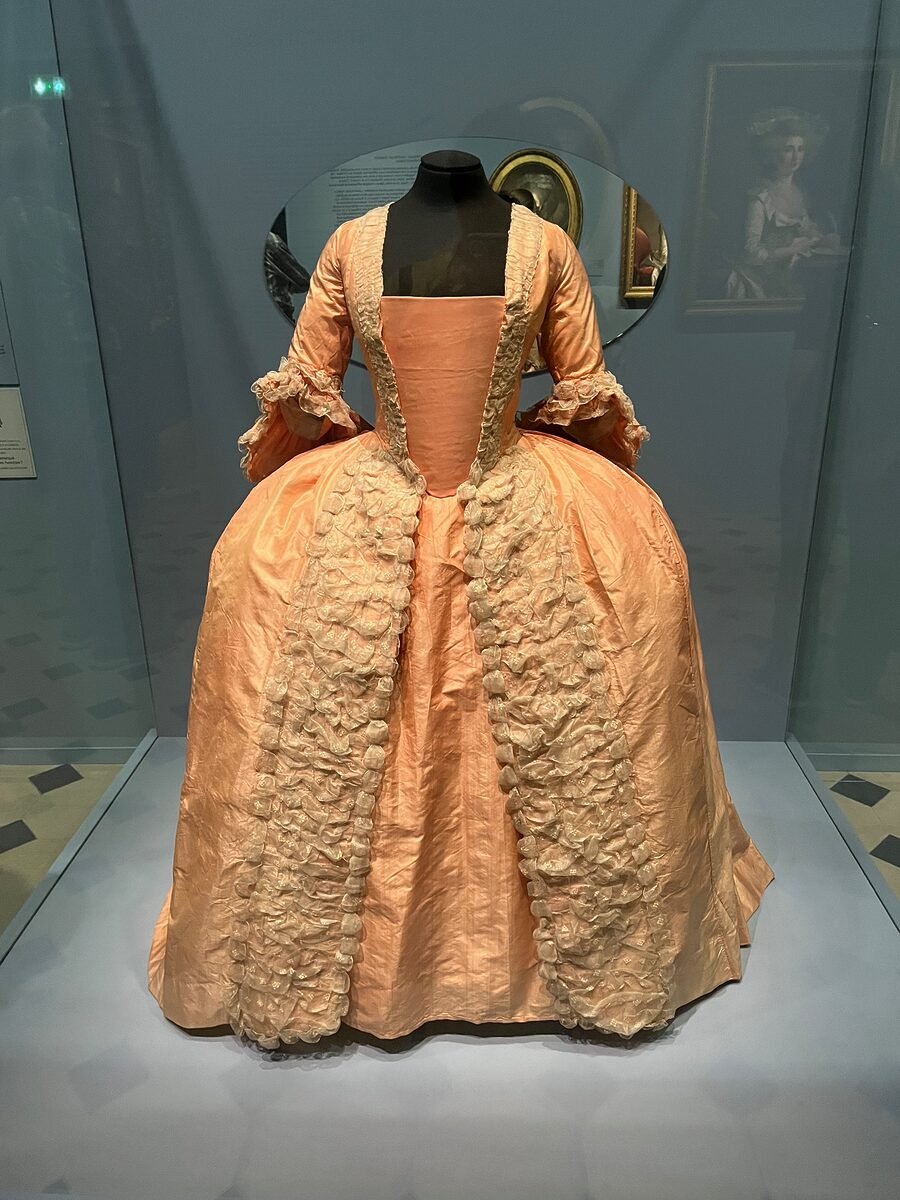 “Revelar lo femenino”, una exposición de moda
