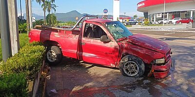 Camioneta Dodge Ram choca en bulevar Tratados de Córdoba