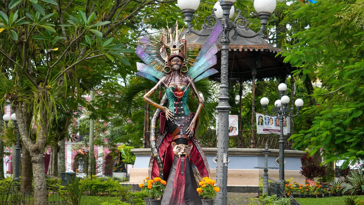 Imagen de Catrina frente al palacio municipal de Córdoba
