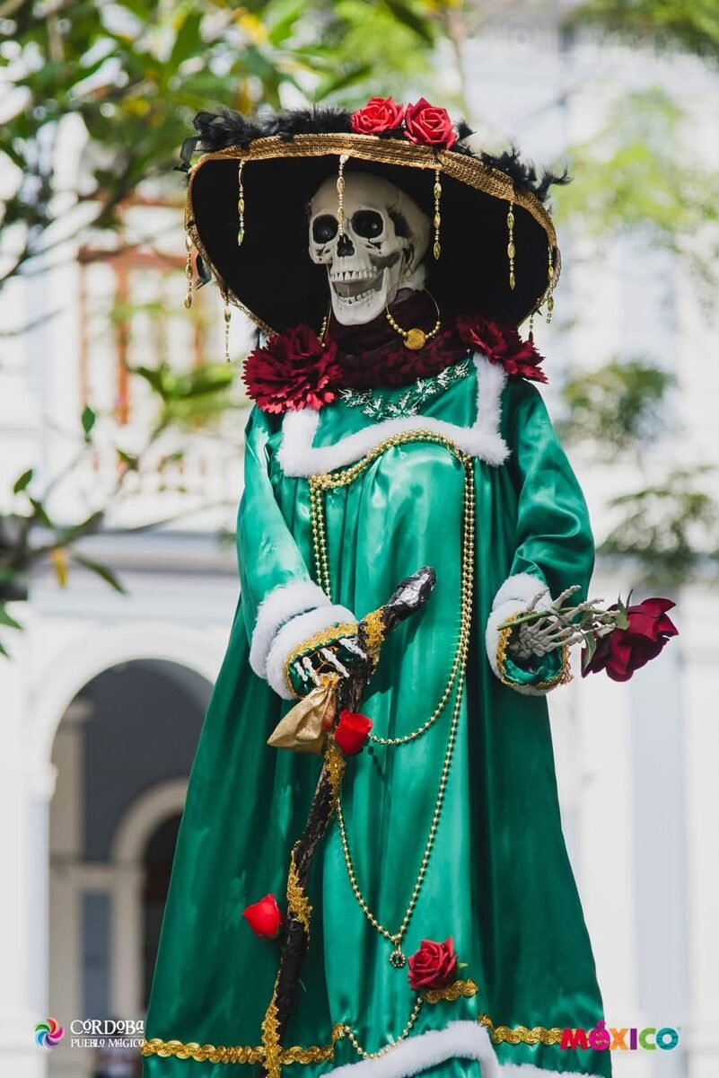 Córdoba se llena de color: instalan 23 catrinas en el parque 21 de Mayo