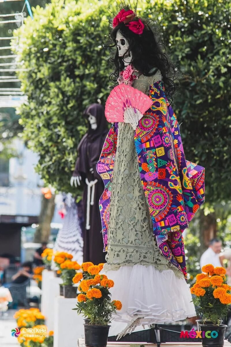 Córdoba se llena de color: instalan 23 catrinas en el parque 21 de Mayo