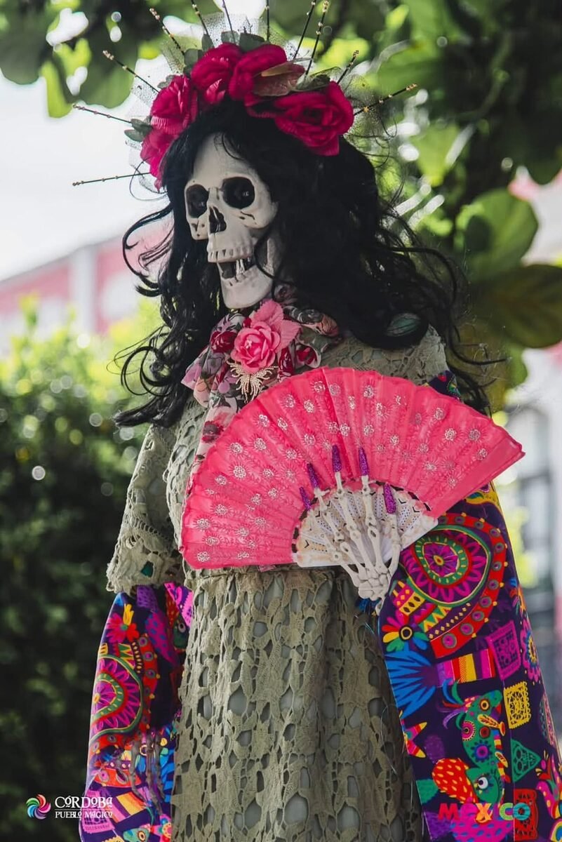 Córdoba se llena de color: instalan 23 catrinas en el parque 21 de Mayo