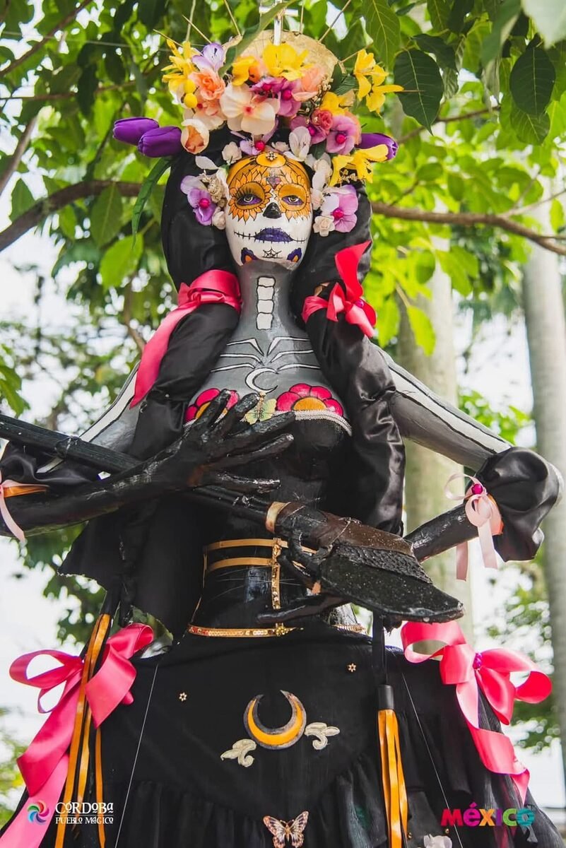 Córdoba se llena de color: instalan 23 catrinas en el parque 21 de Mayo