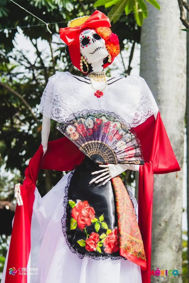 Córdoba se llena de color: instalan 23 catrinas en el parque 21 de Mayo