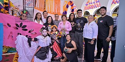 Preserva Rosa María tradiciones mexicanas con exhibición de altares y tapetes en Veracruz