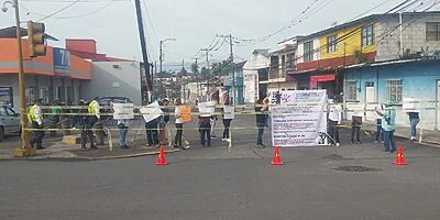 Madres de escuela Carranza exigen cese de directora y cárcel a conserje
