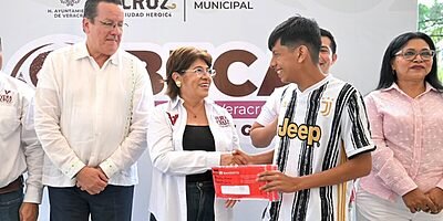 Inicia Rosa María entrega de históricas becas universitarias en la ciudad de Veracruz