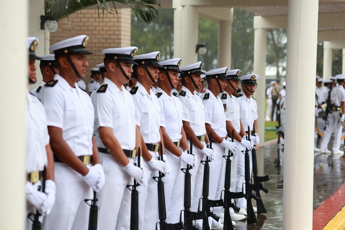 Marina clausura Adiestramiento Básico Naval 2026 de 54 alumnos