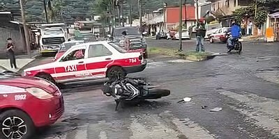 Motociclista arrollado por taxi en Orizaba; resulta herido