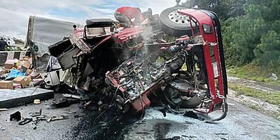 Accidente en Cumbres de Maltrata: Muere trailero tras volcadura